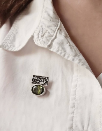 سنجاق سینه سیاه قلم